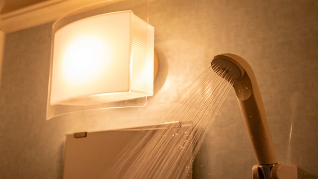 Por que você deveria deixar a luz do banheiro acesa a noite toda quando for dormir em um hotel?