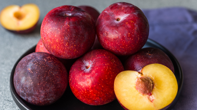 6 benefícios do suco de ameixa que vão te convencer a incluir a bebida na rotina