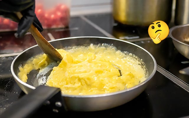 Adicione este ingrediente à frigideira para ovos mexidos cremosos e perfeitamente fofos dignos de restaurante