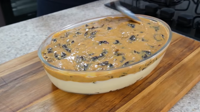 Doce de leite cremoso misturado com creme de leite e ameixas. (créditos: reprodução/Youtube Carla Tataro)