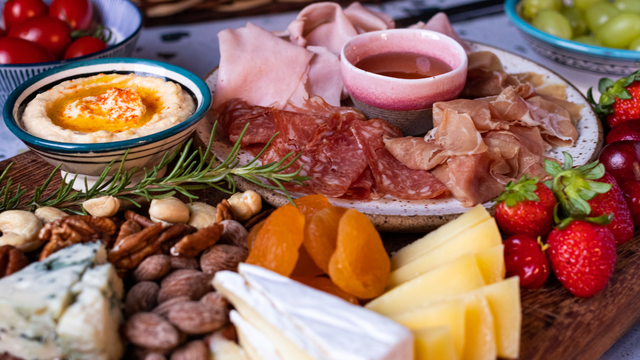 Uma mesa fasta de frios chama atenção! (Créditos: Shutterstock)