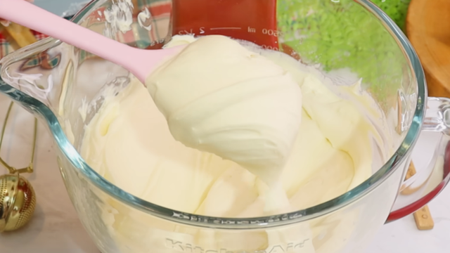 A textura do creme de nata. (Créditos: Anelyse Martins/ reprodução YouTube)