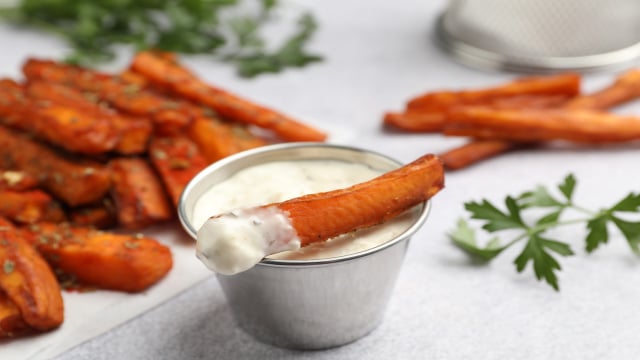 Uma receita simples mostra que a batata-doce assada pode ficar tão crocante quanto a frita. (Foto: Shutterstock)