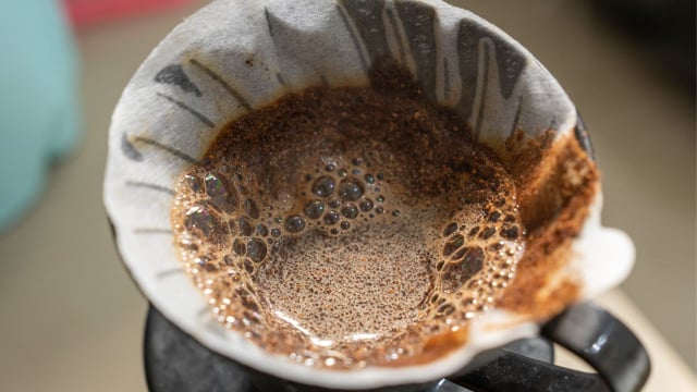 Experimente dividir as "jogadas" de água no coador para ter uma bebida mais saborosa e equilibrada (Créditos: Shutterstock)