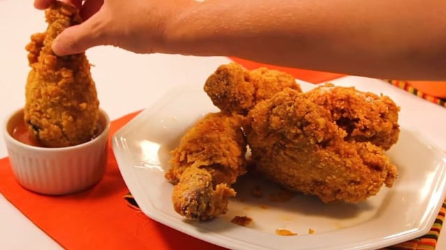 Frango crocante vai bem com molho picante, barbecue e maionese temperada (Créditos: Shutterstock)