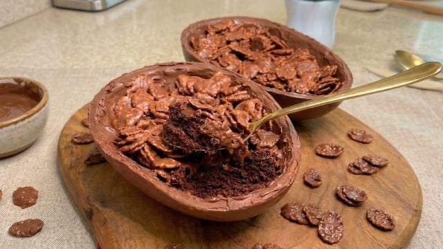 Crocante por fora, molhadinho por dentro: ovo de Páscoa de crunch cake é a receita perfeita para quem deseja inovar este ano