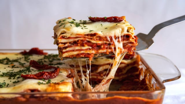 Não é de qualquer jeito, existe uma ordem certa para montar uma lasanha suculenta no ponto perfeito!