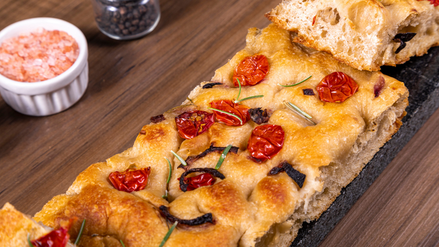 O que é uma focaccia? Saiba como preparar a receita italiana que conquistou o Tik Tok