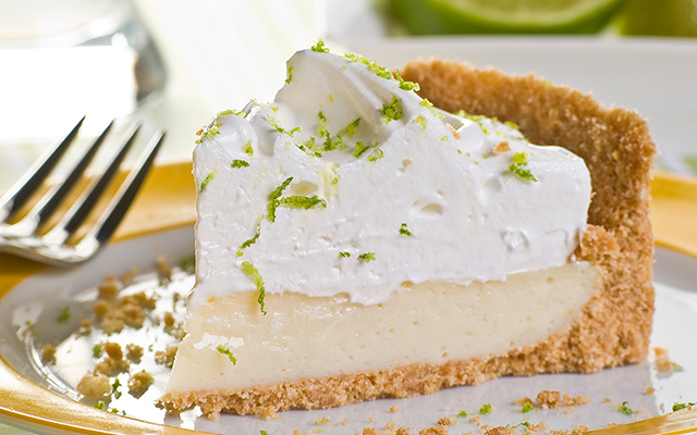 Torta de limão com massa de biscoito e recheio que derrete na boca é a sobremesa tradicional da minha família, perfeita pra todas as horas!
