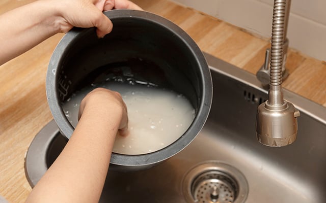 Você pode estar lavando o arroz do jeito errado: entenda quando isso ajuda e quando atrapalha a receita