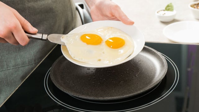 Nunca mais fritei ovo na frigideira desde que aprendi um jeito mais gostoso, mais saudável e que faz menos sujeira