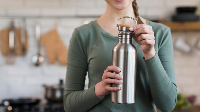 Recipientes usados diariamente podem acumular bactérias e fungos em partes difíceis de limpar. (créditos: Shutterstock)
