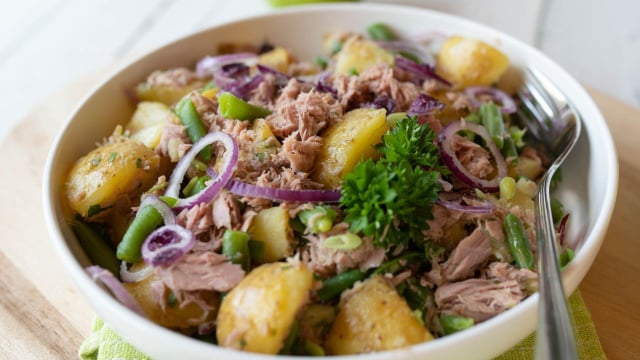 Aprendi a fazer essa salada de batata espanhola e há 10 anos faço toda semana: receita simples, fácil e muito gostosa