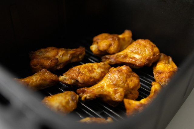 Frango a passarinho na airfryer fica uma delícia: precisa apenas temperar e assar