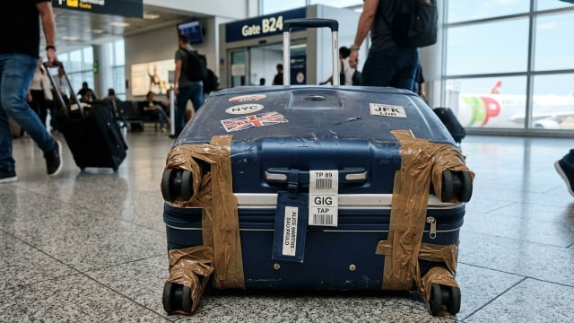 Especialistas em viagens concordam sobre a eficácia de colocar fita adesiva nas rodas das malas: para que serve e por que eles recomendam