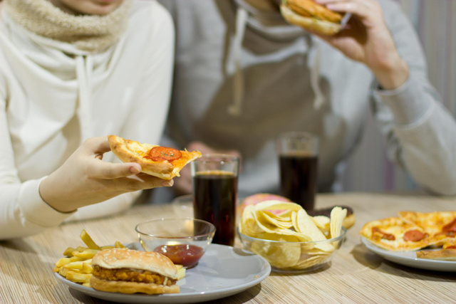 Dieta ocidental deixa marcas ruins no corpo: novo estudo aponta dieta alternativa com boas propriedades