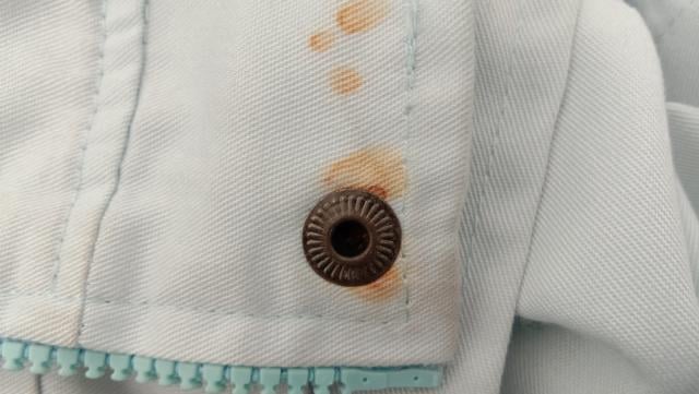 Achava que mancha de ferrugem não saia da roupa até aprender esse truque com a dona da lavanderia