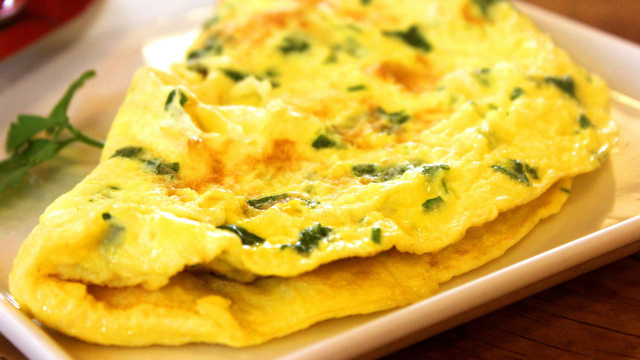 Um restaurante revela uma receita para fazer omeletes fofinhas que preenchem o prato e o deixam com uma aparência mais apetitosa