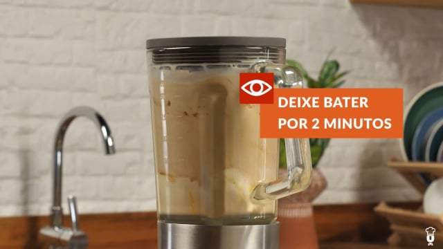 Creme de pudim de café batendo no liquidificador (Créditos: TudoGostoso)