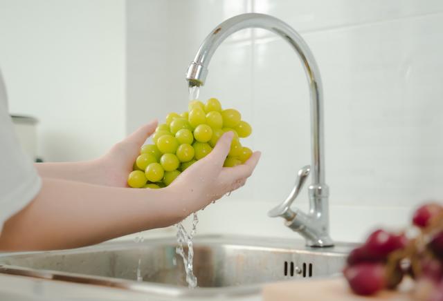 A maioria faz errado: veja como lavar frutas da forma certa
