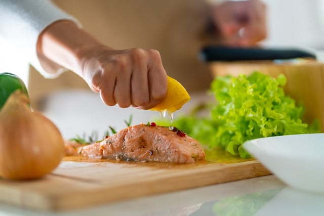 Algumas gotas de limão no momento certo podem transformar o sabor da comida de forma quase imperceptível. (créditos: Shutterstock)
