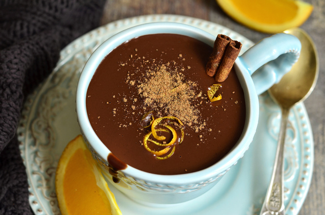 Que tal um chocolate quente com licor de laranja? Veja abaixo como fazer! (Créditos: Shutterstock)