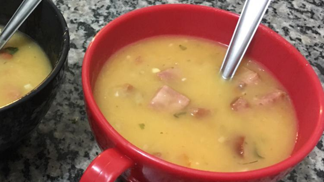 Sopa de mandioca com linguiça (Créditos: TudoGostoso)