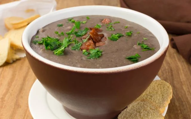 O caldinho de feijão vira o favorito de muita gente no inverno (Créditos: TudoGostoso)