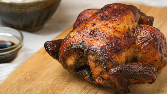 Você costuma comprar frango assado? Nutricionistas revelam o que verificar antes de consumi-lo e você confere no TudoGostoso
