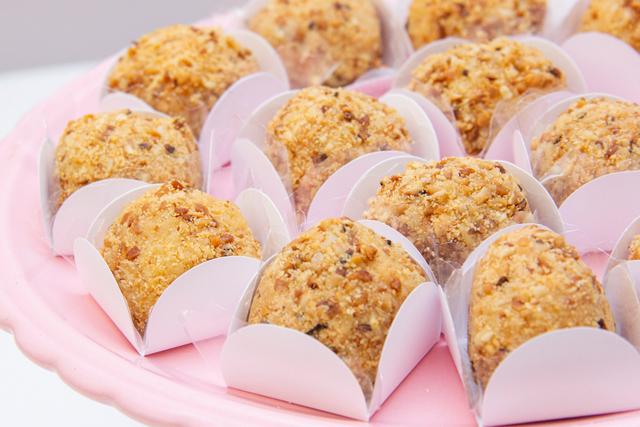 Nada de açúcar, nem lactose: brigadeiro de paçoca com apenas 3 ingredientes é tão fácil que a receita nem vai ao fogo
