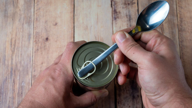 O utensílio também facilita a abertura de latas com anel ao fazer uma alavanca na embalagem (Créditos: Shutterstock)