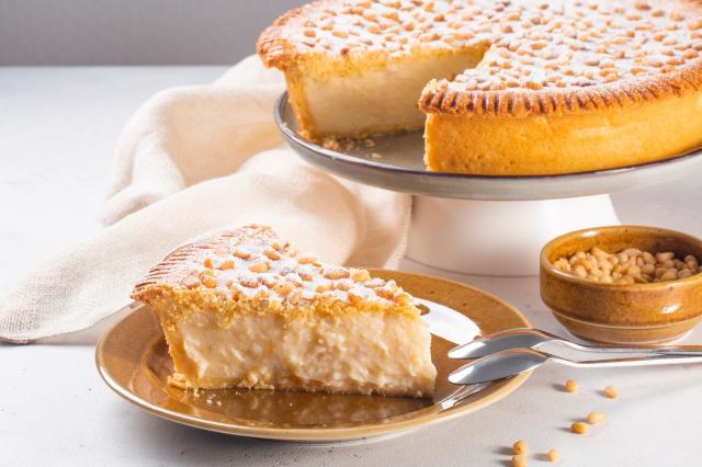 Você já ouviu falar na “torta della nonna”, uma torta italiana leve recheada com um creme de limão? Delícia garantida e fácil de fazer!