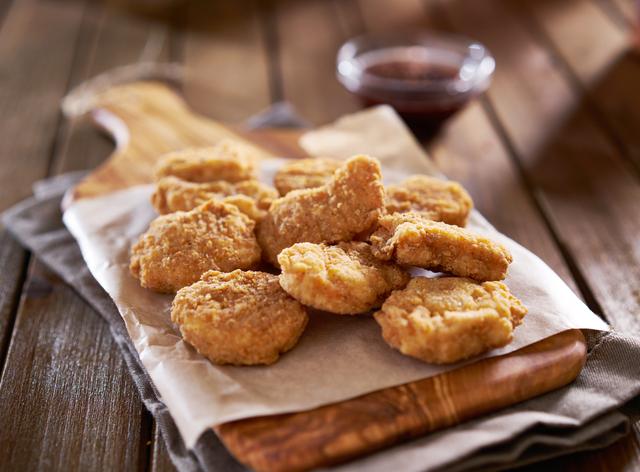 Versão caseira do nuggets pode ser uma alternativa saudável para o lanche. Já o nuggets industrializado é melhor ser evitado (Crédito: Shutterstock)