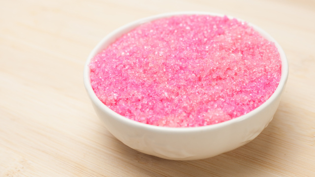 Como fazer glitter comestível caseiro? Aprenda receita simples com apenas 2 ingredientes para decorar suas receitas sem preocupação