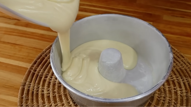 A massa do bolo fica uma maravilha! (Créditos: Receitas de Pai/ reprodução YouTube)