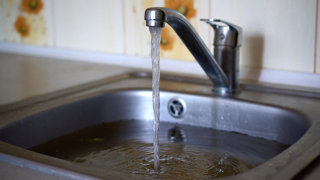 Os canos estavam entupidos há anos, então eles os limparam todos de uma vez. Sem vinagre ou bicarbonato de sódio, é muito mais fácil