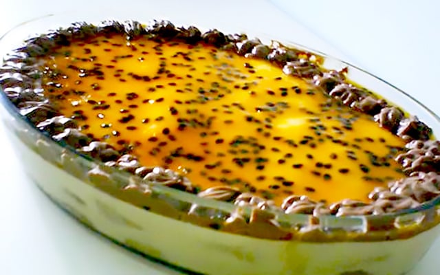 Pavê de maracujá trufado: sobremesa de travessa cremosa, deliciosa e irresistível para a ceia de Natal