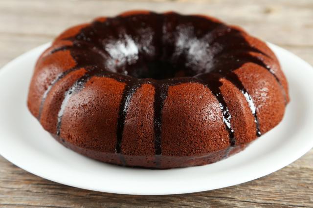 Essa receita de bolo de chocolate fofinho e molhadinho usa uma cobertura rala e gostosa (Créditos: Shutterstock)