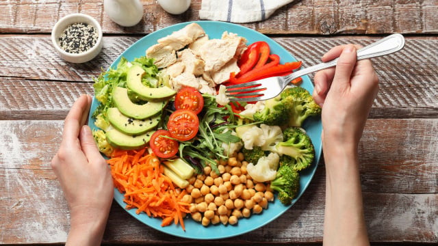 Para especialista, uma única refeição ao dia já seria suficiente para nutrir o corpo e garantir uma saúde melhor (Créditos: Shutterstock)