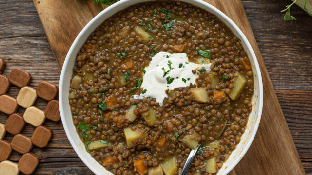 Lentilhas com batatas e limão: a receita libanesa que torna as leguminosas mais leves