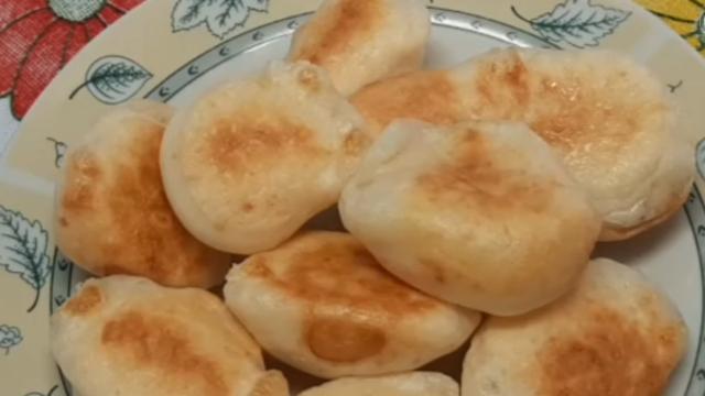 Sem ovo e sem trigo: pãozinho de tapioca de 3 ingredientes é surpreendentemente simples e gostoso