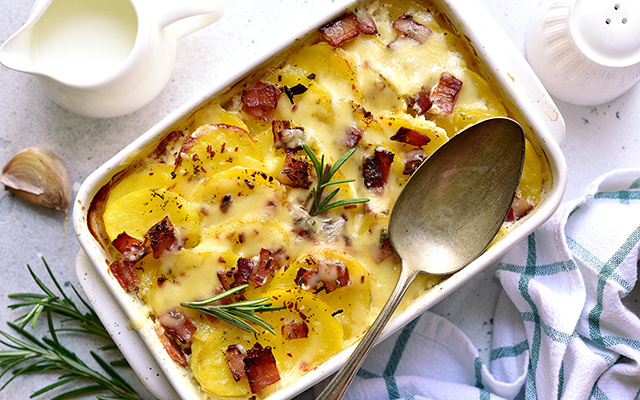Batata gratinada de dar água na boca: receita prática, cremosa e com sabor digno de restaurante