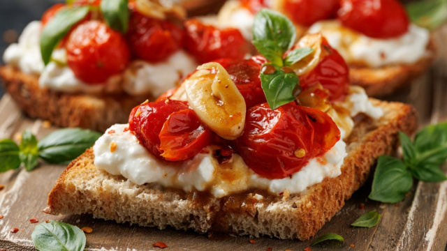 A bruschetta é uma entrada excelente! (Créditos: Shutterstock)