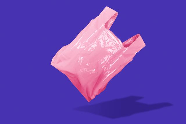 Essa é a melhor maneira de dobrar sacolas plásticas para armazená-las de forma organizada e sem ocupar muito espaço