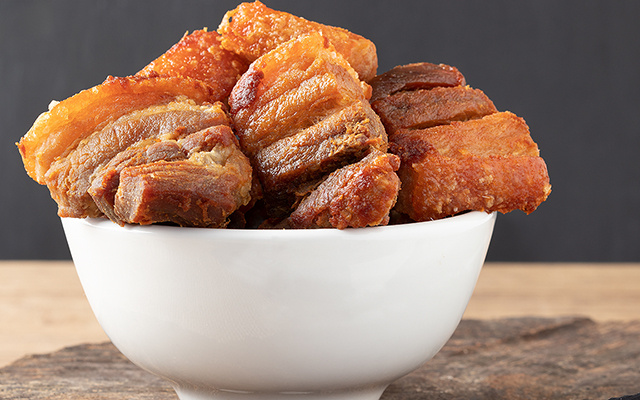 Testei o segredo dos botecos para fazer torresmo crocante por fora e macio por dentro, e dá certo mesmo!