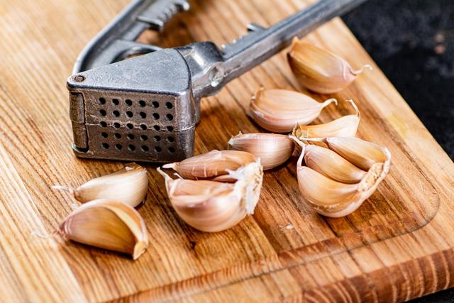 Espremedor de alho e muito MAIS! Veja as 5 utilidades que você não sabia desse item conhecido
