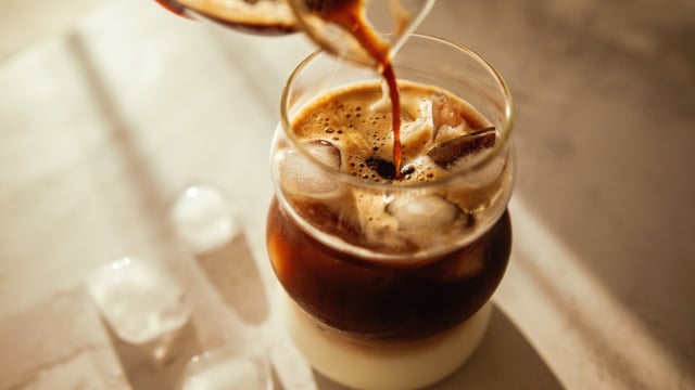 Prepare bebidas dignas de cafeteria com este kit cafeteira Iced Coffee e moedor elétrico de café da Oster