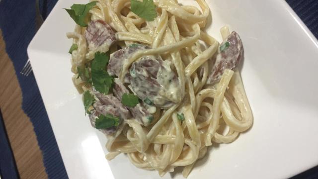 Macarrão com linguiça calabresa e creme de leite (Créditos: TudoGostoso)