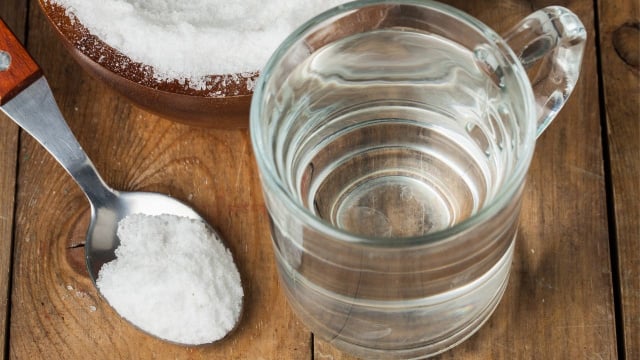 Faça uma pasta de bicarbonato de sódio com um pouco de água para remover a gordura acumulada na superfície dos armários (Créditos: Shutterstock)