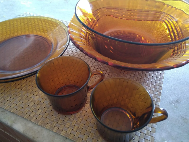 Louça marrom com toque retrô: essas peças que lembram a clássica Duralex vão te levar direto para os anos 80